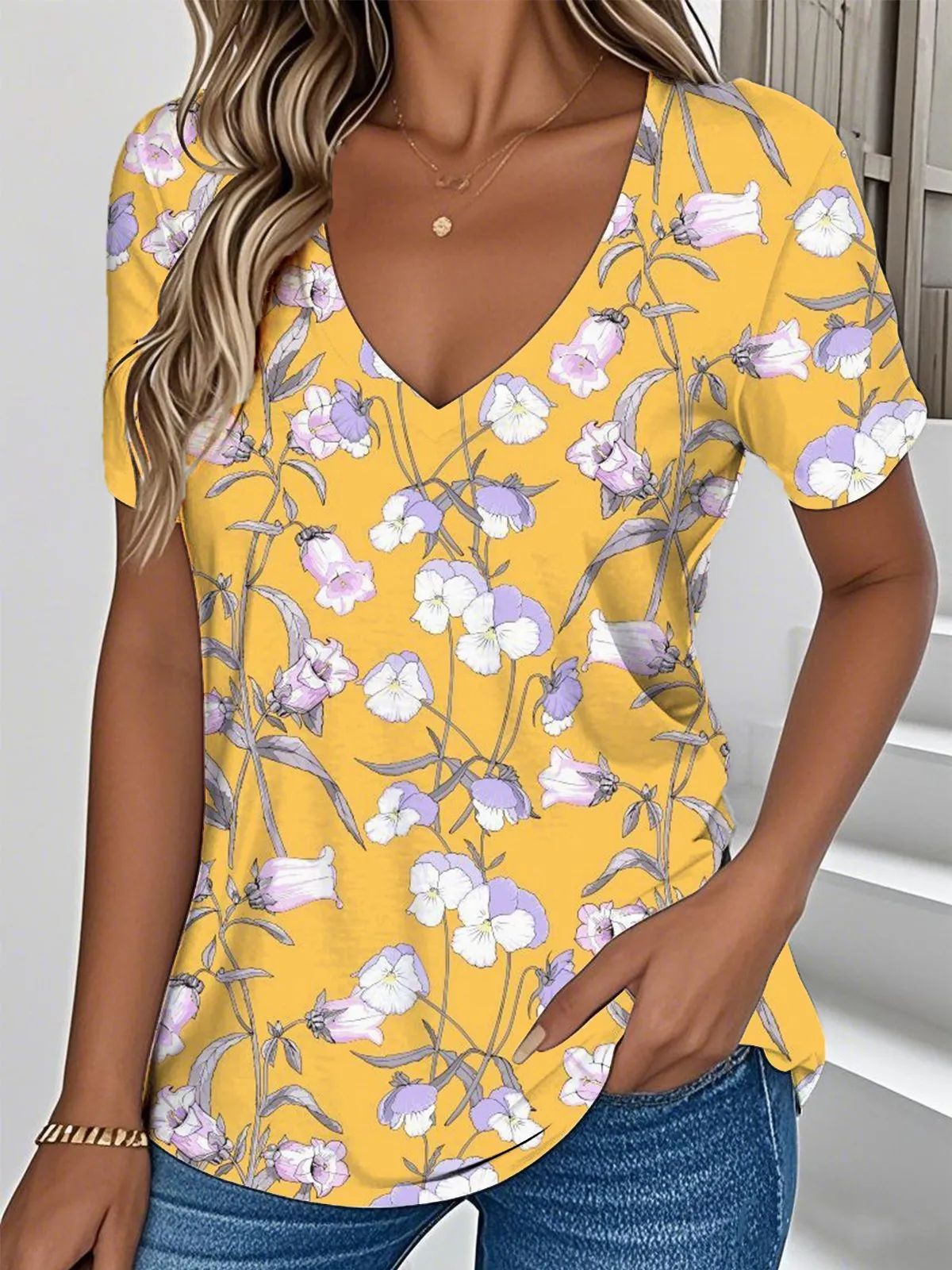 Elviana™ – Blomstrete T-skjorte med V-hals og korte ermer