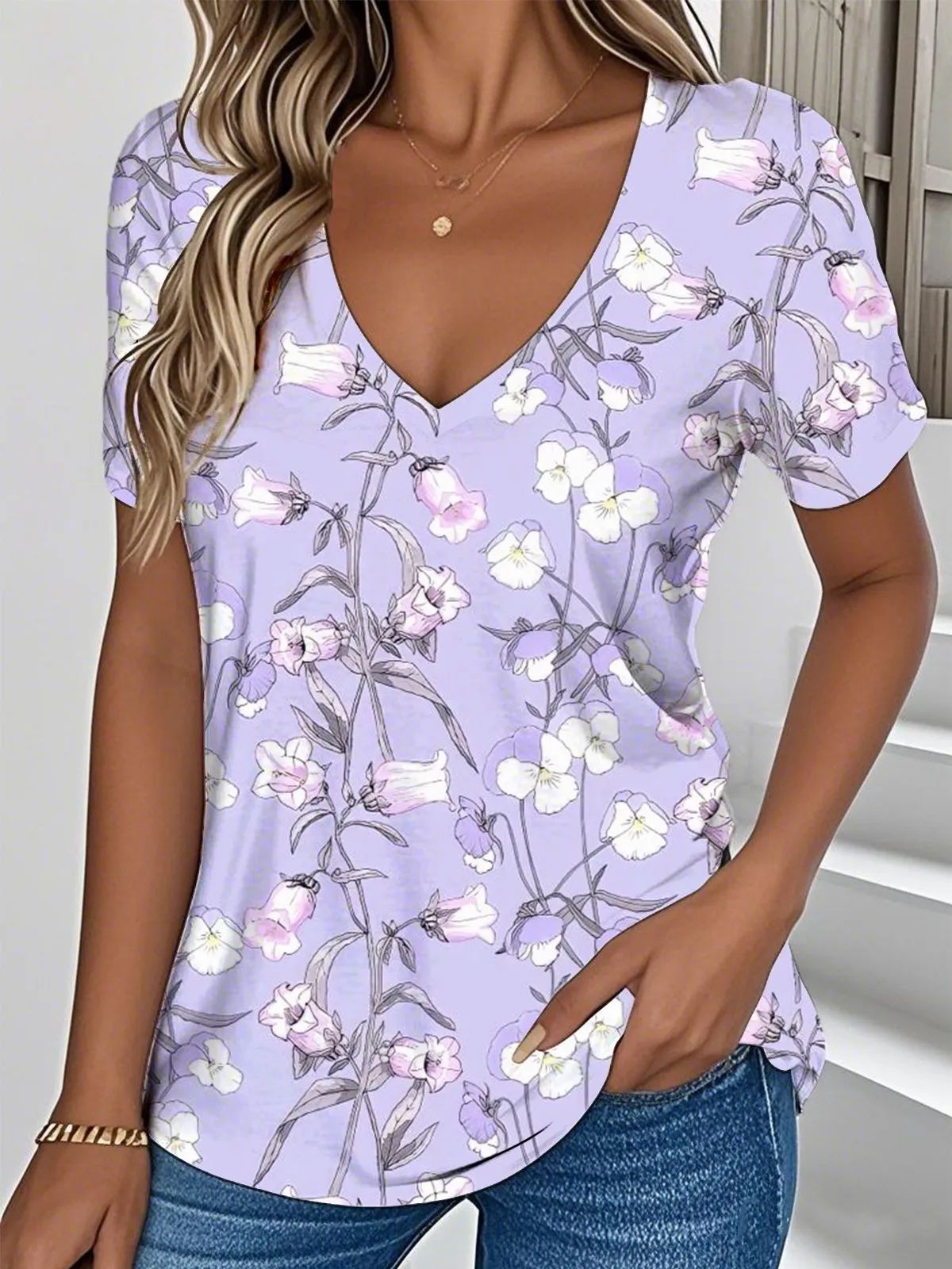 Elviana™ – Blomstrete T-skjorte med V-hals og korte ermer
